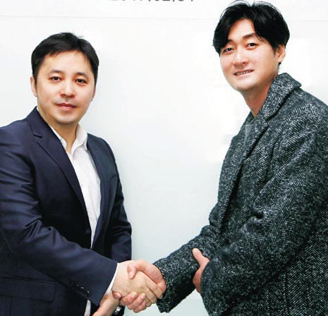 지난 1일 서울 강남 스타쉽엔터테인먼트에서 최승식 코리아센터닷컴 이사(왼쪽)와 김강효 스타쉽엔터테인먼트 이사가 온라인 사업분야상호협력협약서를 체결했다.    코리아센터닷컴 제공